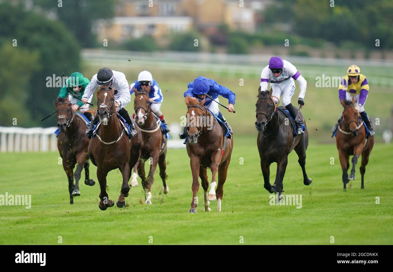 Cresta wird von dem Jockey Ray Dawson (zweiter links) auf dem Weg zum Sieg des Longines Irish Champions Weekend EBF Novice Stakes auf der Rennstrecke Leicester gefahren. Bilddatum: Sonntag, 8. August 2021. Stockfoto