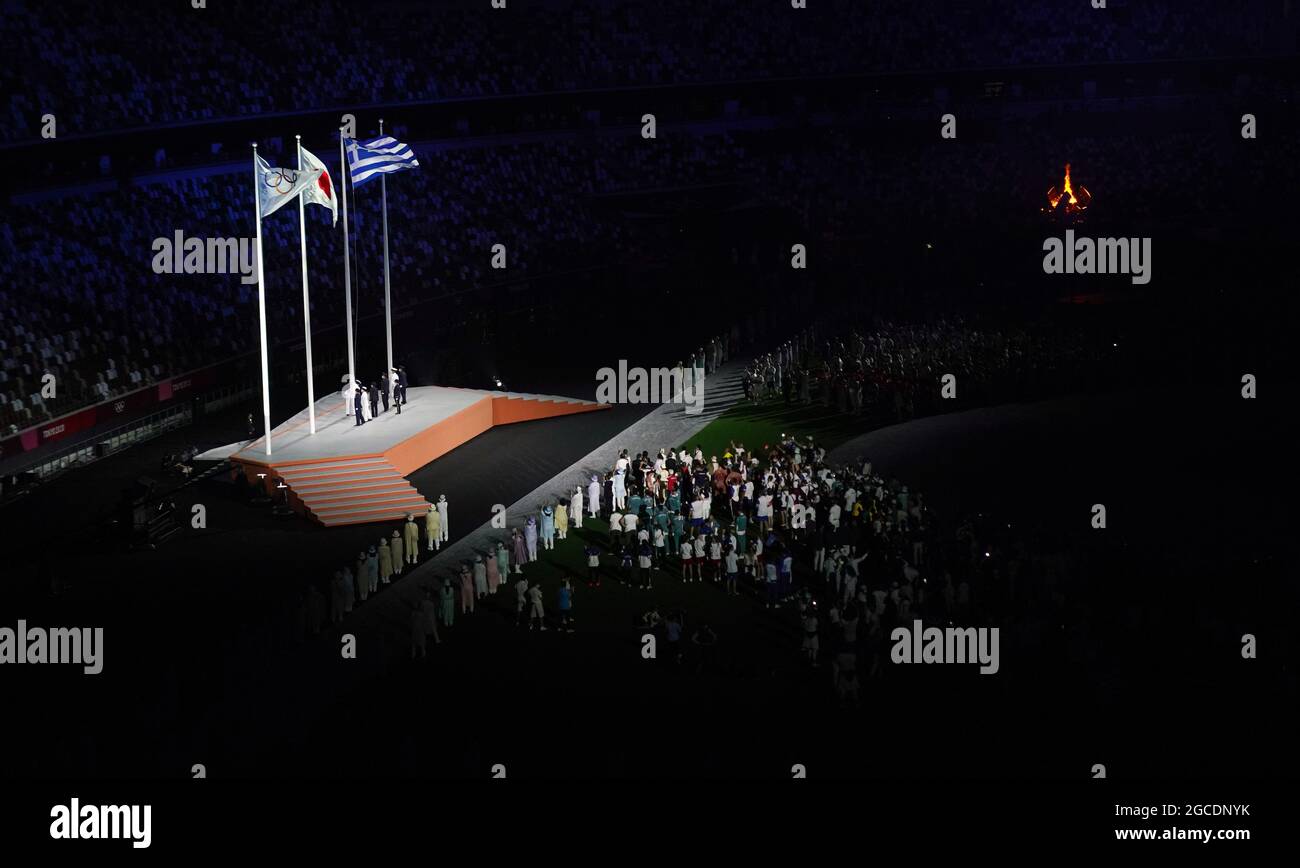 Tokio. August 2021. Die olympischen, japanischen und griechischen Flaggen sind während der Abschlusszeremonie der Olympischen Spiele 2020 in Tokio im Olympiastadion in Tokio, Japan, zu sehen. Quelle: Cheng Min/Xinhua/Alamy Live News Stockfoto