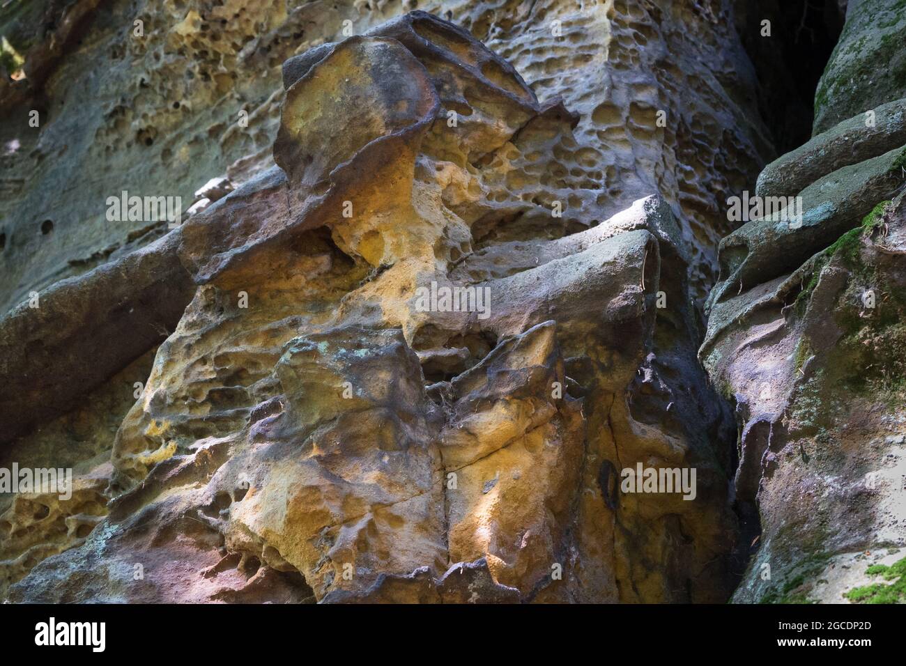 Natürliche alte Formen des erodierten Sandsteins in den Bergen abstrakter Hintergrund Stockfoto