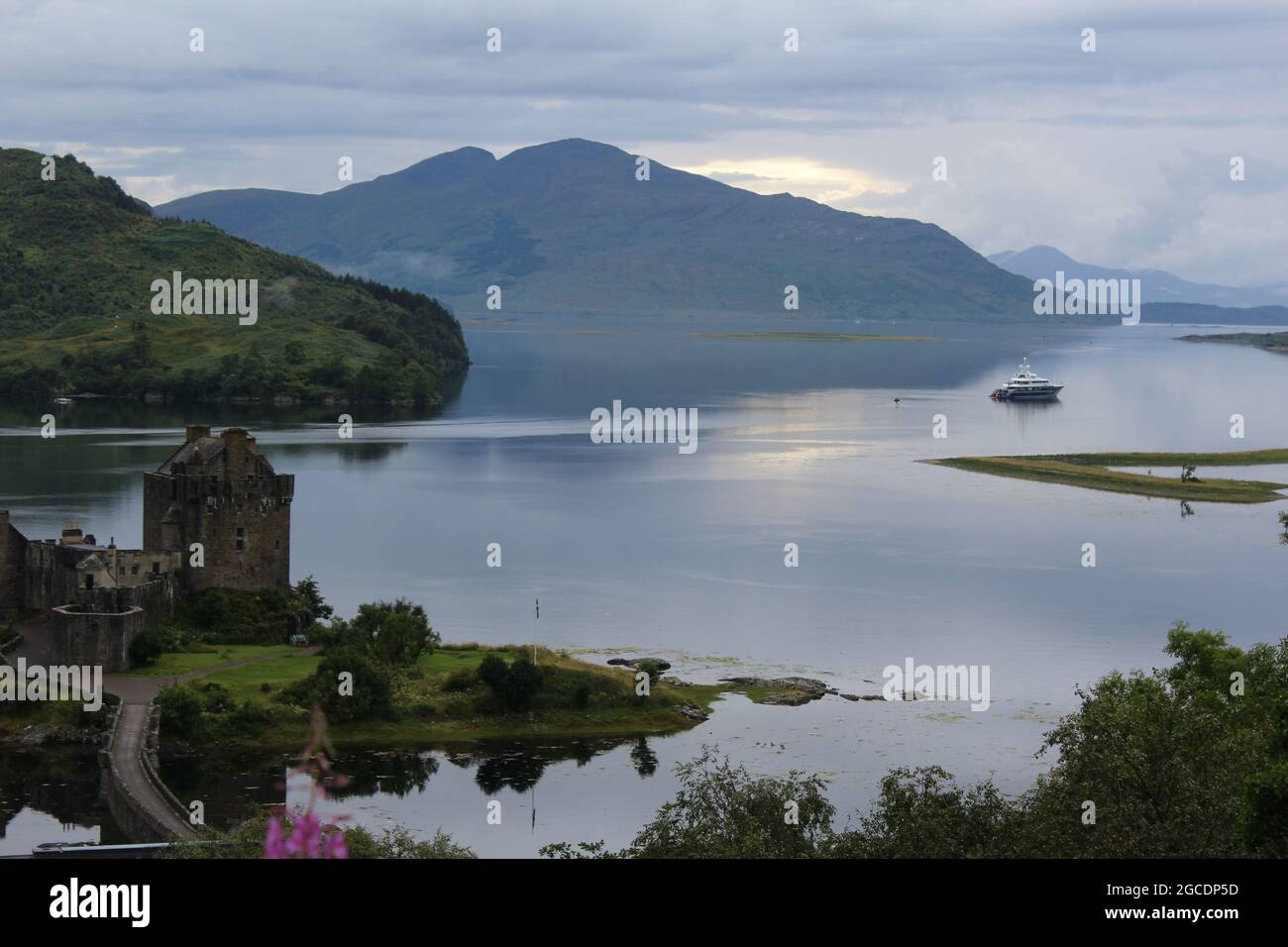 Eilean Donan Castle, Schottland, Großbritannien. August 2021. Tom Cruise an Bord seiner Triple 7-Yacht, die vor Eilean Donan Castle in Kintail, Schottland, mit der Isle of Skye in der Ferne festgemacht ist. Kredit: Alistair Mackay/Alamy Live Nachrichten Stockfoto