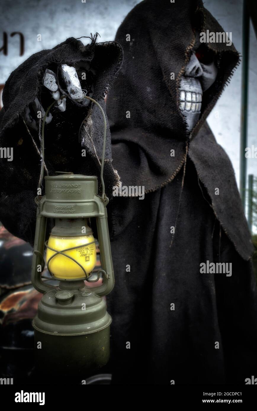 Halloween Skelett. Finstere Figur mit Kapuze, die Tilley-Lampe trägt Stockfoto