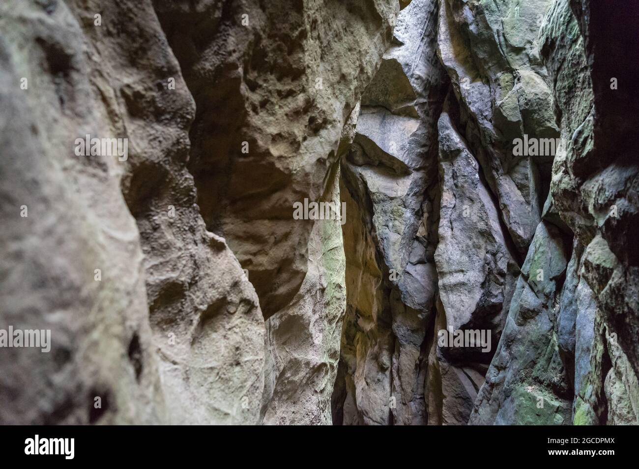 Uralte braune und lila Sandstein Textur abstrakt geheimnisvollen Stein Hintergrund Stockfoto