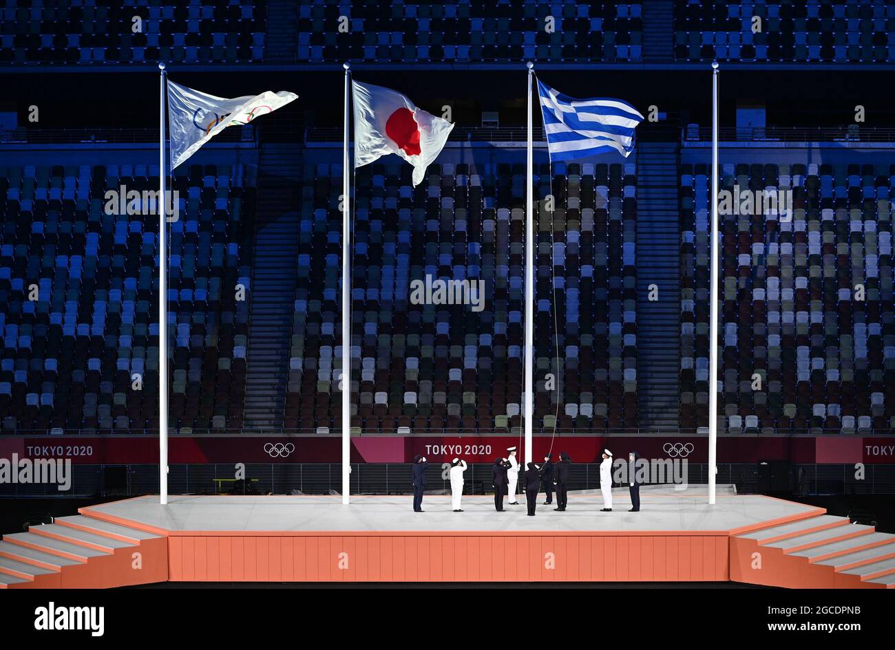 Die olympische, japanische und griechische Flagge, die während der Abschlusszeremonie am 17. Tag der Olympischen Spiele 2020 in Tokio, Japan, am Sonntag, dem 08. August, abgebildet ist Stockfoto