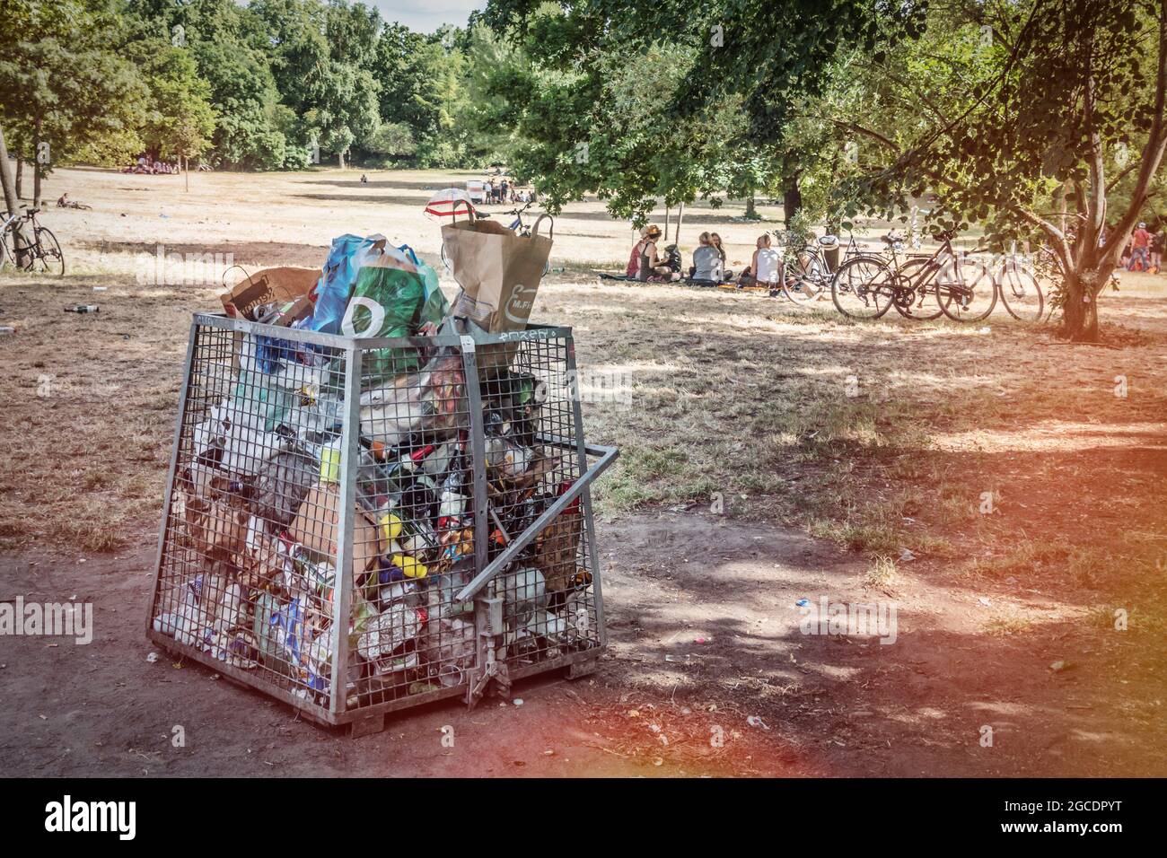 Muellberge in der Hasenheide nach illegalen Partys am Wochende, Stockfoto