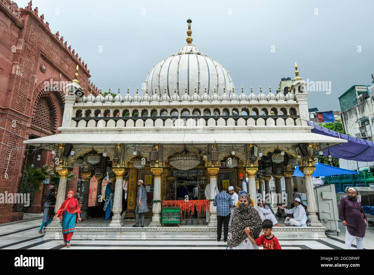 Delhi, Indien - August 2021: Der Marmorschrein Dargah Hazrat Nizamuddin ist dem Sufi-muslimischen heiligen Nizamuddin Auliya in Delhi, Indien, gewidmet Stockfoto