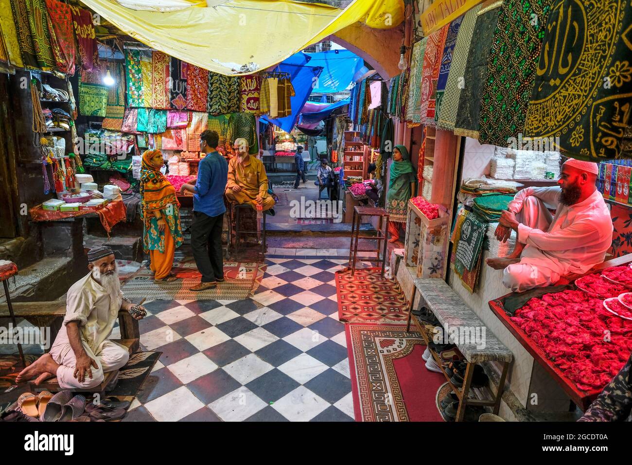 Delhi, Indien - August 2021: Markt in der Nähe des Dargah Hazrat Nizamuddin Marmorschrein ist dem Sufi-muslimischen heiligen Nizamuddin Auliya in Delhi gewidmet. Stockfoto