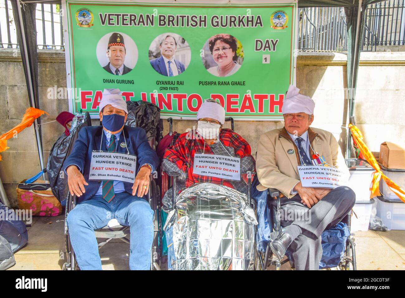 London, Großbritannien. August 2021. Veteranen der Gurkha-Armee traten vor der Downing Street in einen Hungerstreik, um gegen „Diskriminierung, Ausbeutung“ und „historische Ungerechtigkeit“ sowie ungleiche Renten zu protestieren, die den Gurkha-Soldaten im Vergleich zu ihren britischen Pendants gewährt wurden. Stockfoto