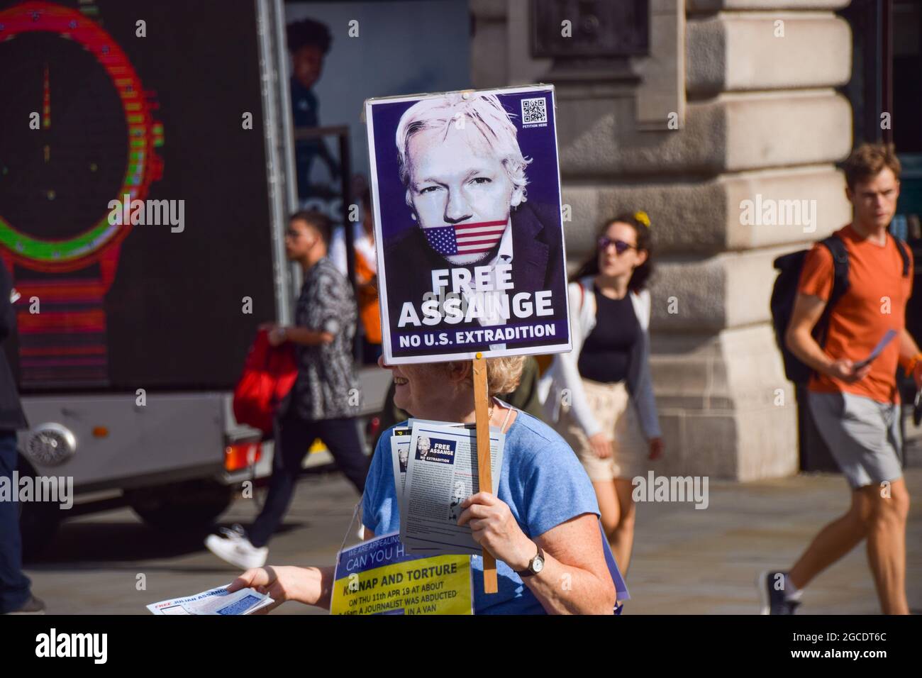 London, Großbritannien. August 2021. Freier Protest von Julian Assange im Piccadilly Circus. Im Rahmen der anhaltenden Proteste, die die Freilassung des WikiLeaks-Gründers forderten, versammelten sich erneut Demonstranten. Stockfoto