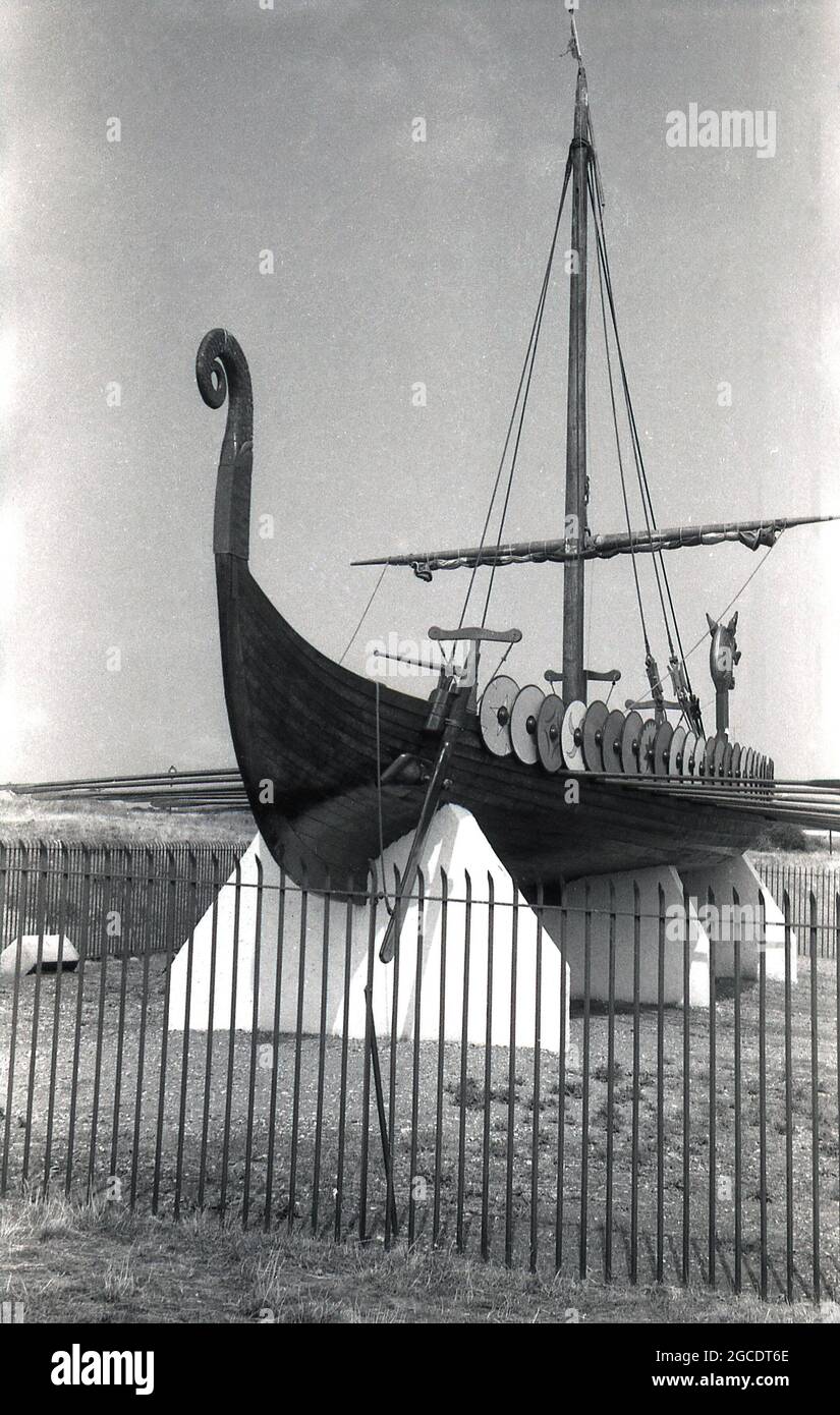 Sechziger Jahre, historische Ansicht des Wikingerschiffs oder Longboats „Hugin“, ausgestellt an der Küste auf der Klippe der Pegwell Bay, Ramsgate, Kent, England, Großbritannien. Ein rekonstruiertes Langschiff, die Hugin, ein Geschenk des dänischen Schenkers zum Gedenken an den 1500. Jahrestag von Hengist und Horsa, Anführer der angelsächsischen Invasion in der nahegelegenen Ebbsfleet, kam 1949 in Viking Bay, Broadstairs an. Es ist eine Nachbildung des Gokstad-Schiffes, ca. 890. Stockfoto