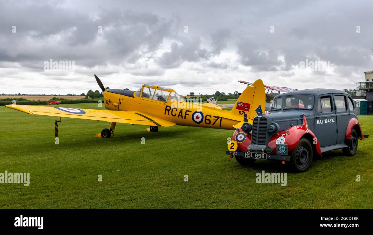 1938 Hillman Minx Royal Air Force Staff Car nimmt an der Shuttleworth Vehicle Parade Teil und fährt am RCAF Chipmunk T.22 vorbei Stockfoto