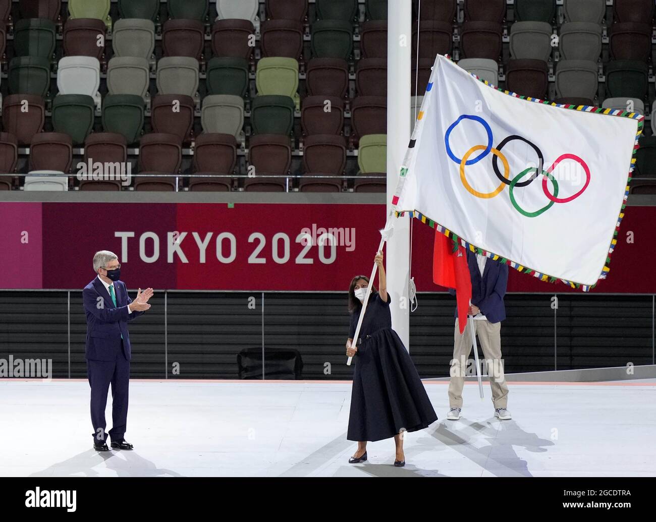 Tokio, Japan. August 2021. Anne Hidalgo (R), die Bürgermeisterin von Paris, winkt bei der Abschlussfeier der Olympischen Spiele 2020 in Tokio im Olympiastadion in Tokio, Japan, am 8. August 2021 die olympische Flagge. Quelle: Liu Dawei/Xinhua/Alamy Live News Stockfoto