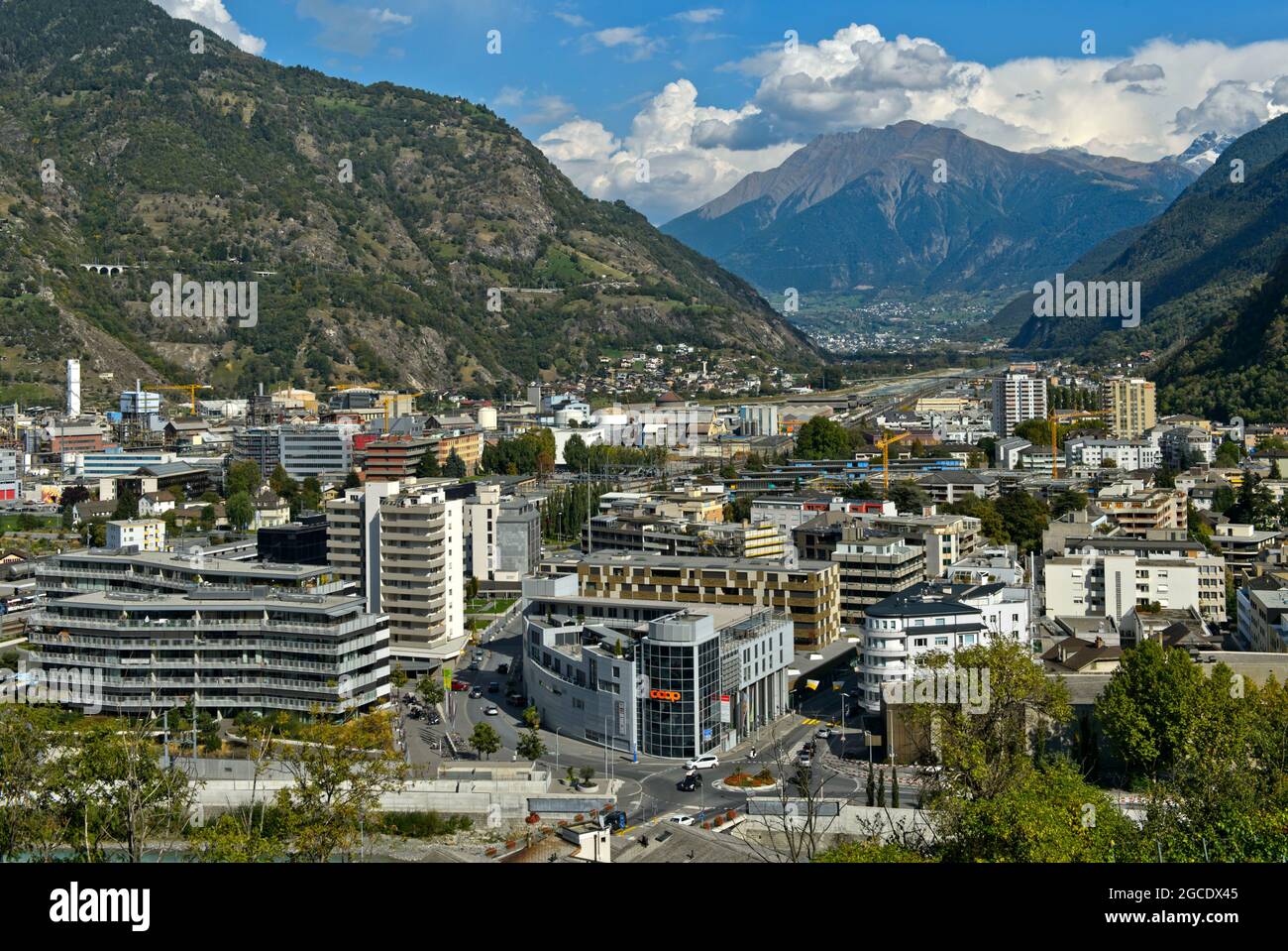 Industriestadt, Heimat der Impfstoffproduktion von Moderna, Visp, Wallis, Schweiz Stockfoto