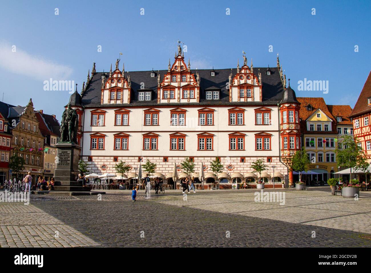 Coburg, Deutschland, 17. Juli 2021. Marktplatz mit der Statue des Fürsten Albert von Sachsen-Coburg Gotha Stockfoto