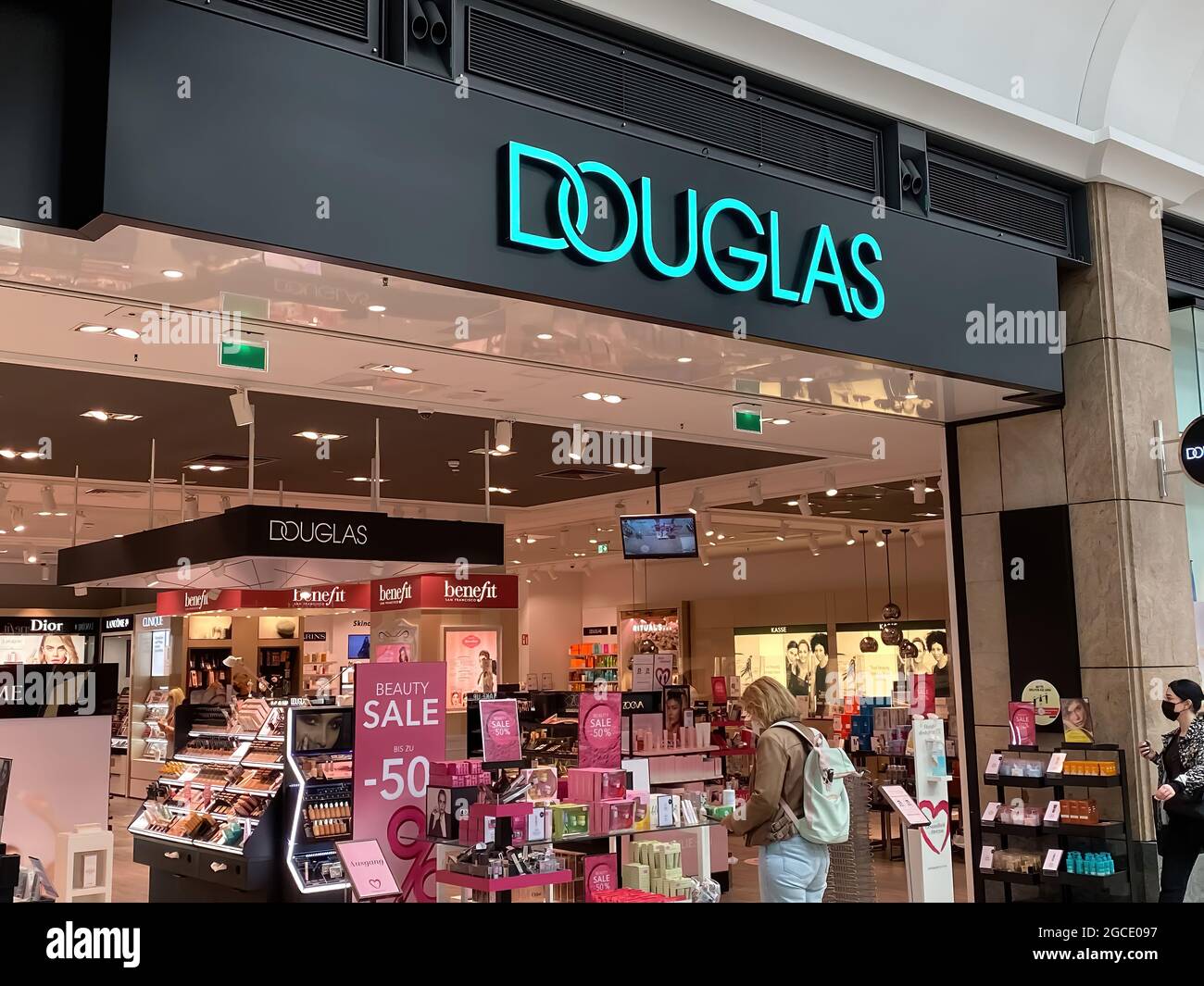 Oberhausen, Deutschland - Juli 9. 2021: Blick auf die Ladenfront mit Logo-Schriftzug der douglas-Parfümerie im Einkaufszentrum Stockfoto