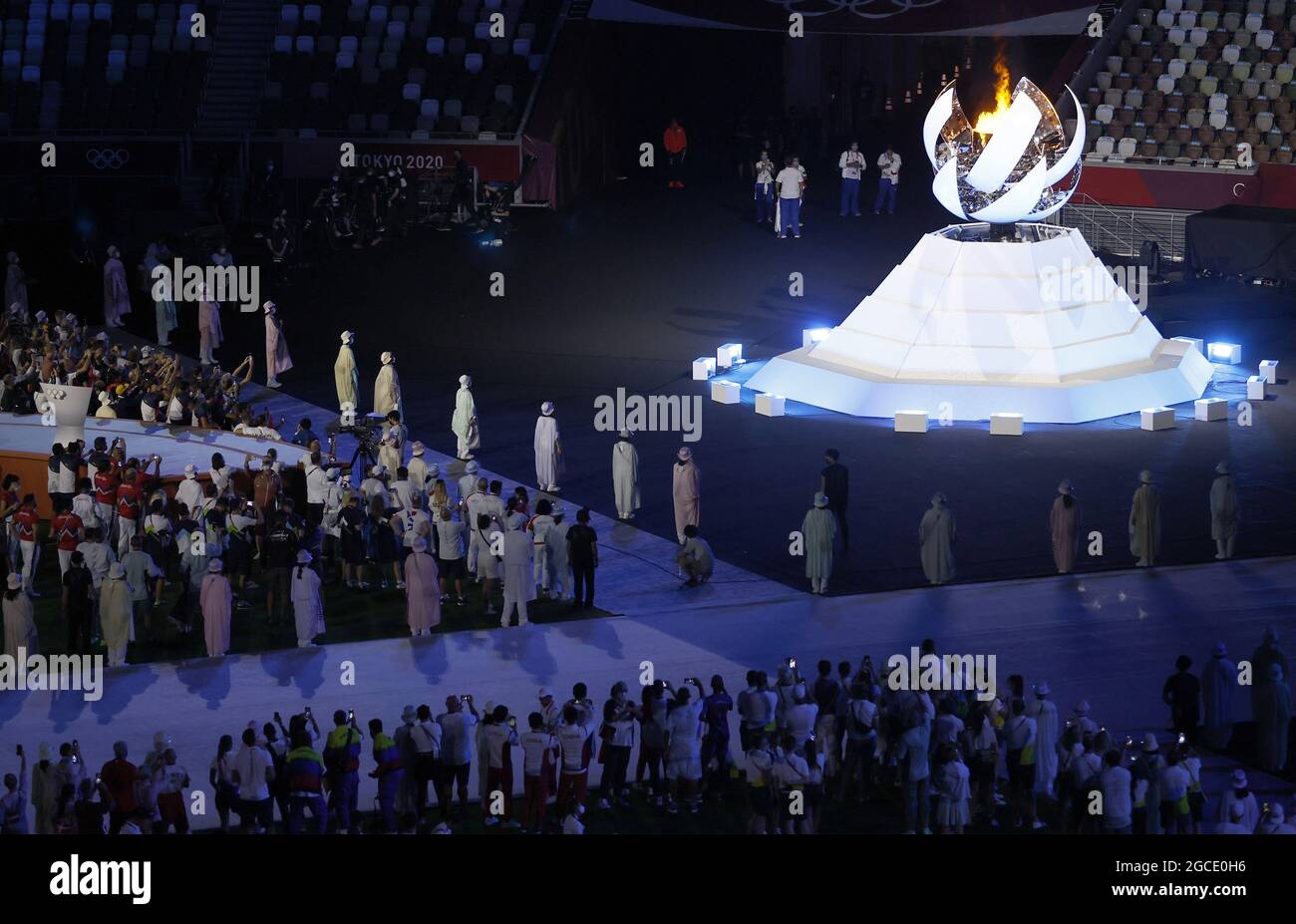Die Olympische Flamme erlischt während der Abschlusszeremonie der Olympischen Sommerspiele 2020 im Olympiastadion in Tokio, Japan, am Sonntag, den 8. August 2021. Foto von Tasos Katopodis/UPI Stockfoto