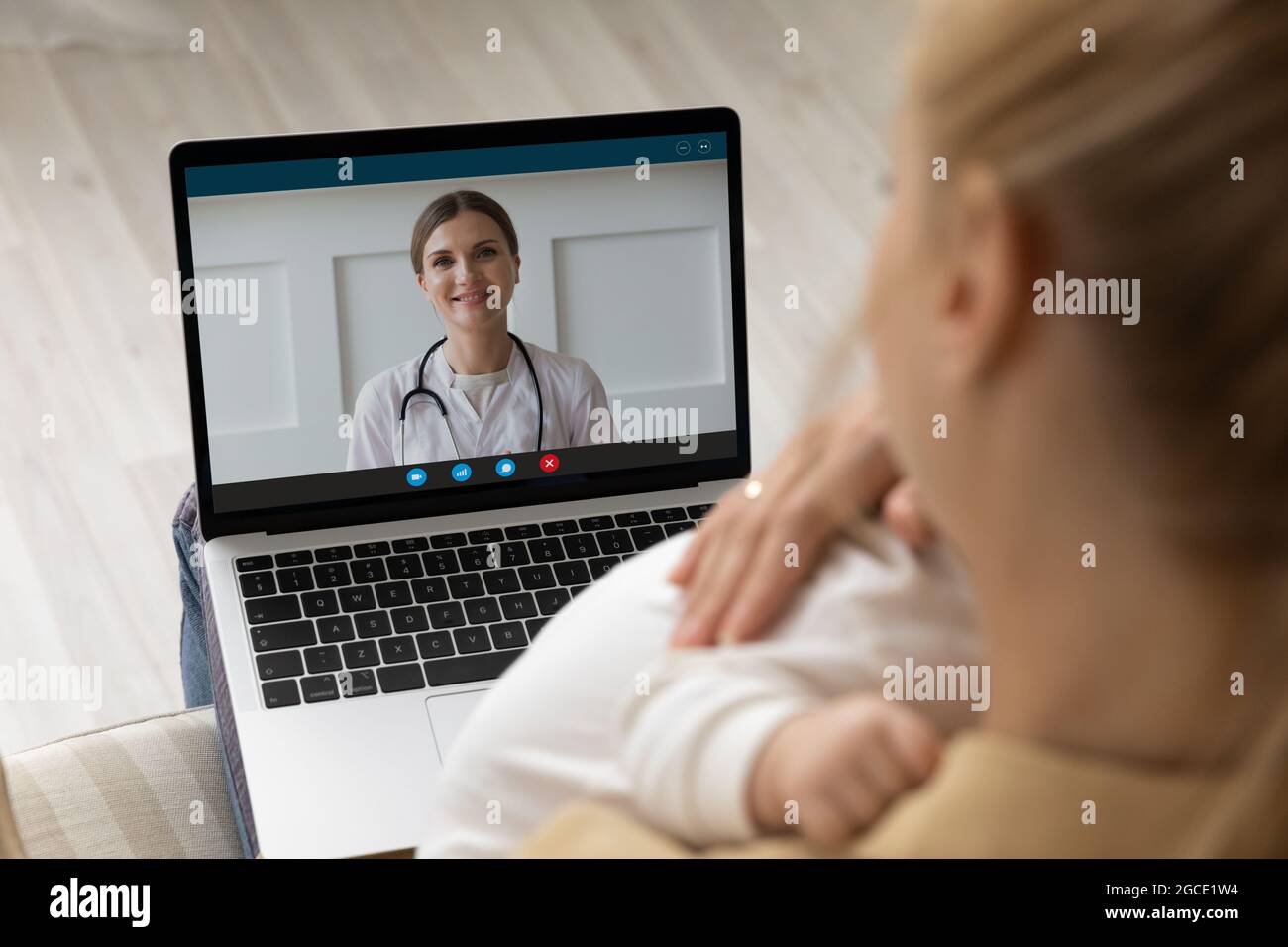 Nahaufnahme der jungen Mutter haben Webcam Anruf mit Arzt Stockfoto
