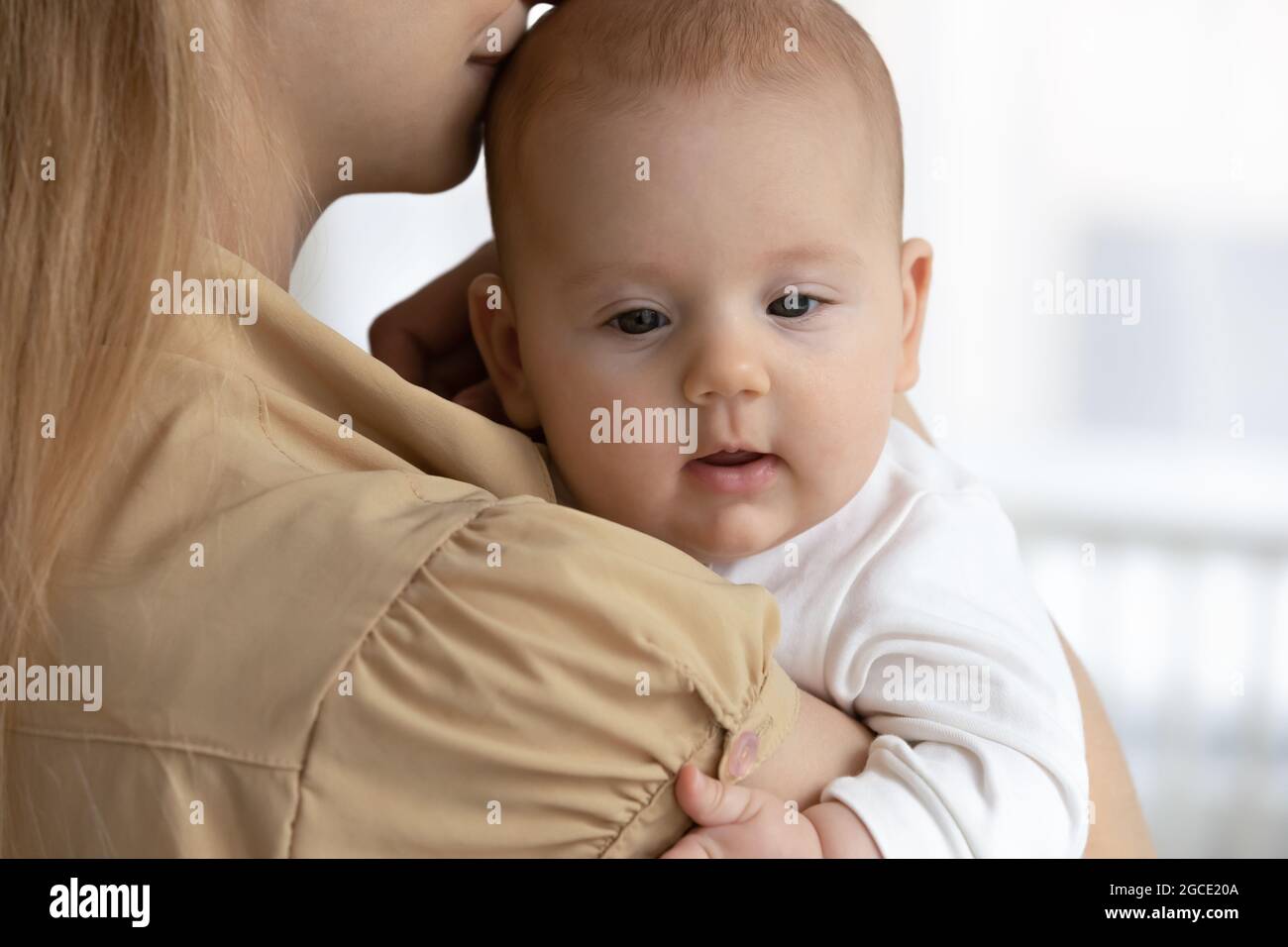 Nahaufnahme eines kleinen Säuglings auf den Händen der Mutter Stockfoto