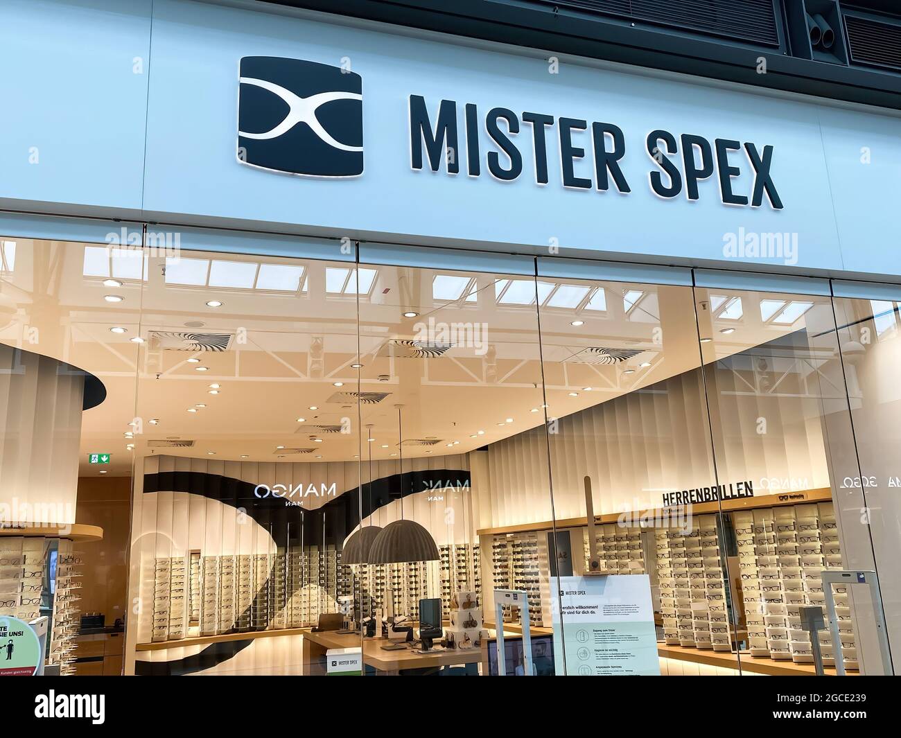 Oberhausen, Deutschland - Juli 9. 2021: Blick auf die Ladenfront mit Logo-Schriftzug der Mister spex Brille im Einkaufszentrum Stockfoto