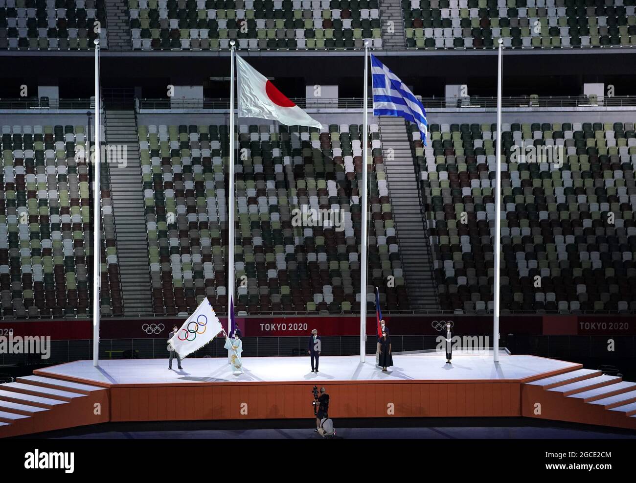 Die olympische Flagge wird vom Präsidenten des Internationalen Olympischen Komitees Thomas Bach an die Pariser Bürgermeisterin Anne Hidalgo während der Abschlussfeier der Olympischen Spiele 2020 in Tokio im japanischen Olympiastadion übergeben. Bilddatum: Sonntag, 8. August 2021. Stockfoto