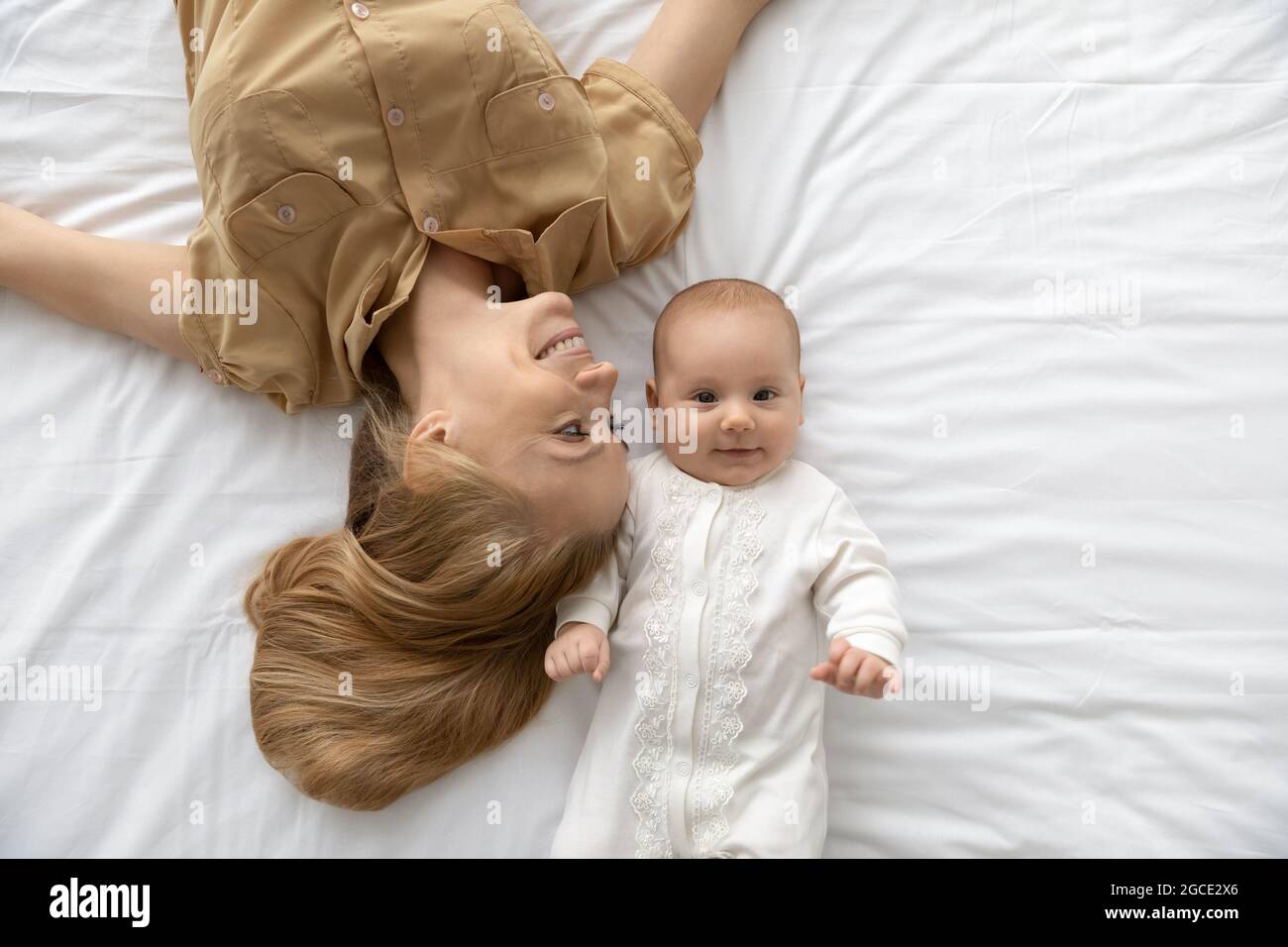 Draufsicht Porträt von glücklicher Mutter und Neugeborenem Stockfoto