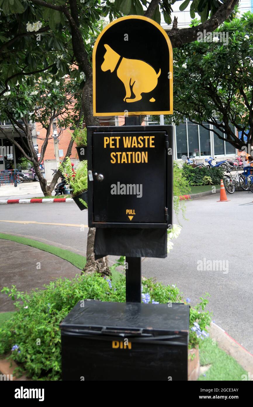 Mülleimer und Taschen für Hunde, Ekkamai, Bangkok, Thailand Stockfoto