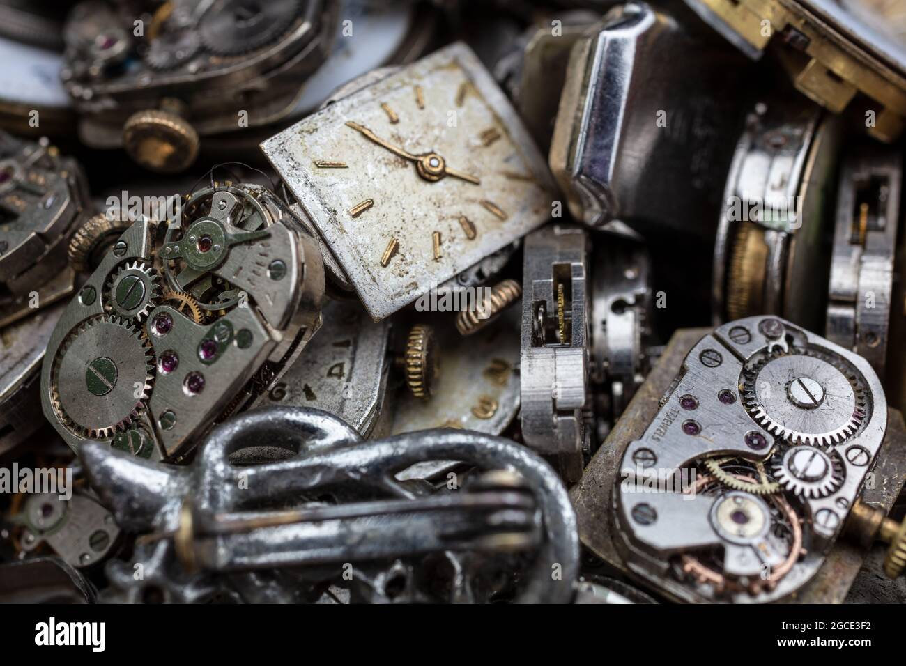 Makro-Nahaufnahme von antiken gebrochenen Vintage-Uhren, Armbanduhren oder Armbanduhrwerken und Teilen zur Reparatur. Zeitkonzept-Fotografie. Stockfoto