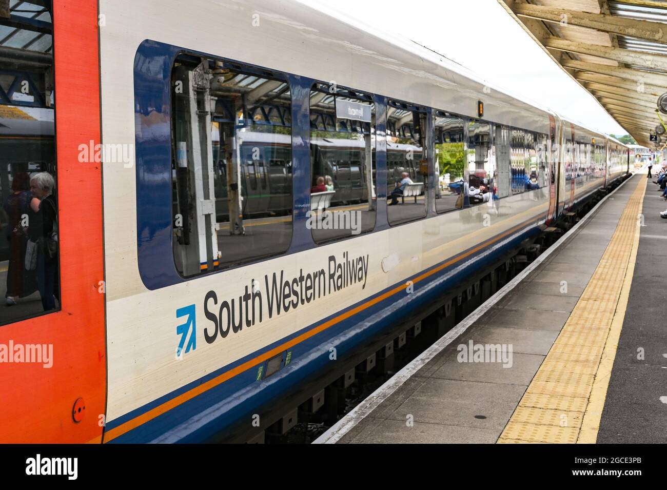 Weymouth, Dorset, England - Juli 2021: Seitenansicht eines Wagens in einem Zug der South Western Railway. Stockfoto