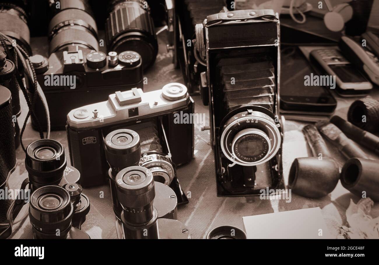 Braunschweig, 7. August 2021: Historische Kameras mit Balgenlinsen liegen auf dem Flohmarkt auf dem Tisch eines Händlers Stockfoto