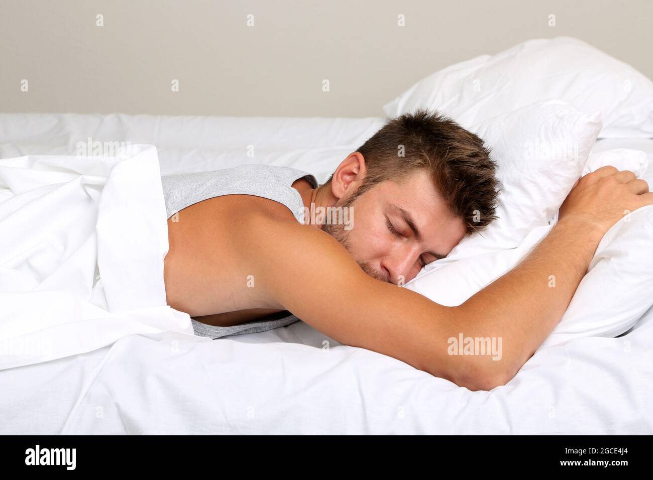 Hübscher junger Mann im Bett Stockfotografie - Alamy