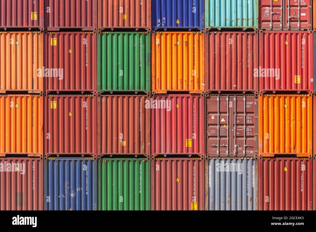 Stahltransporte Frachtcontainer hoch in Yard Depot gestapelt Stockfoto