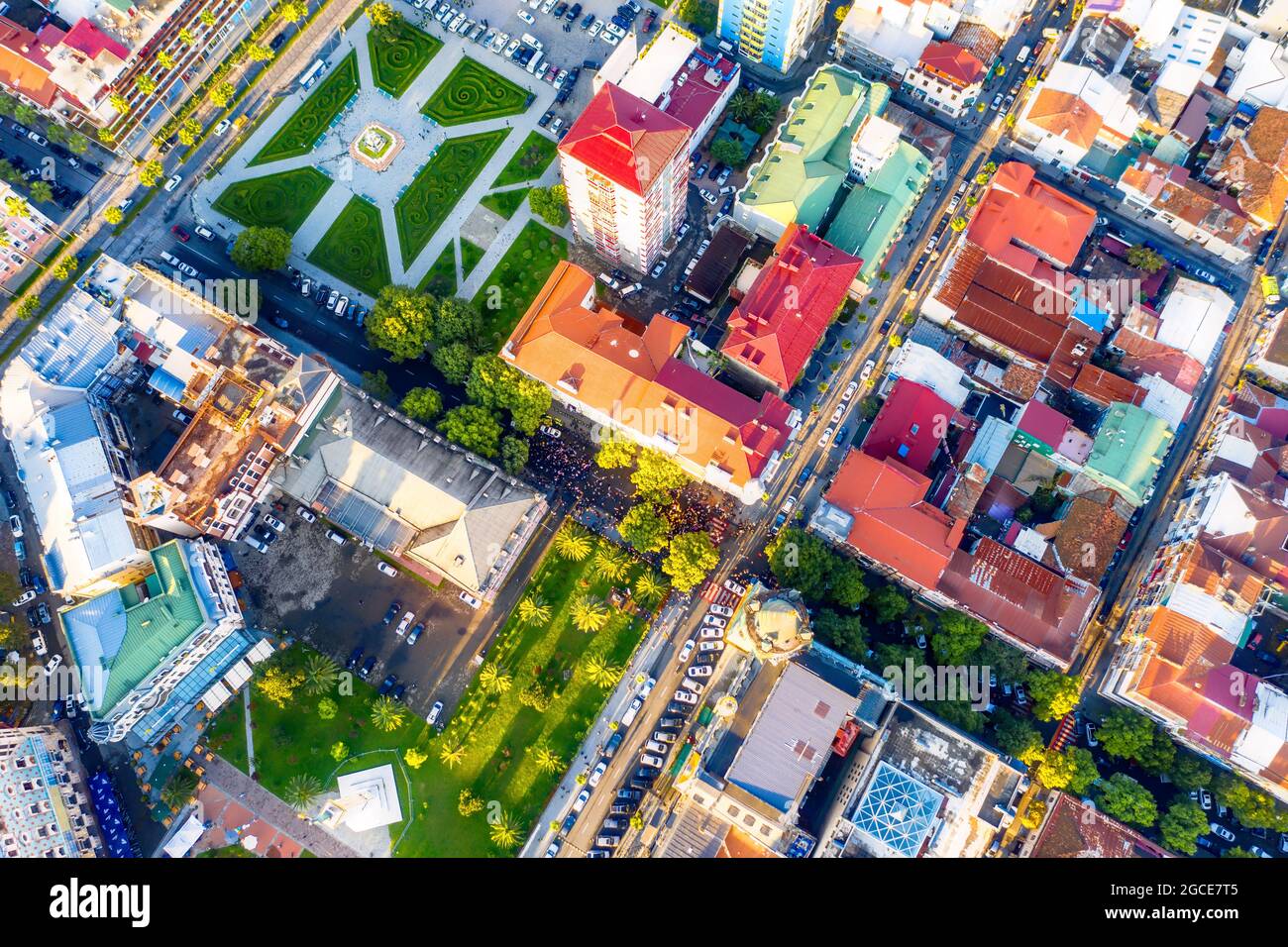 Batumi, Georgien - 20. Februar 2021: Kundgebung gegen Wahlbetrug, Drohnenansicht Stockfoto
