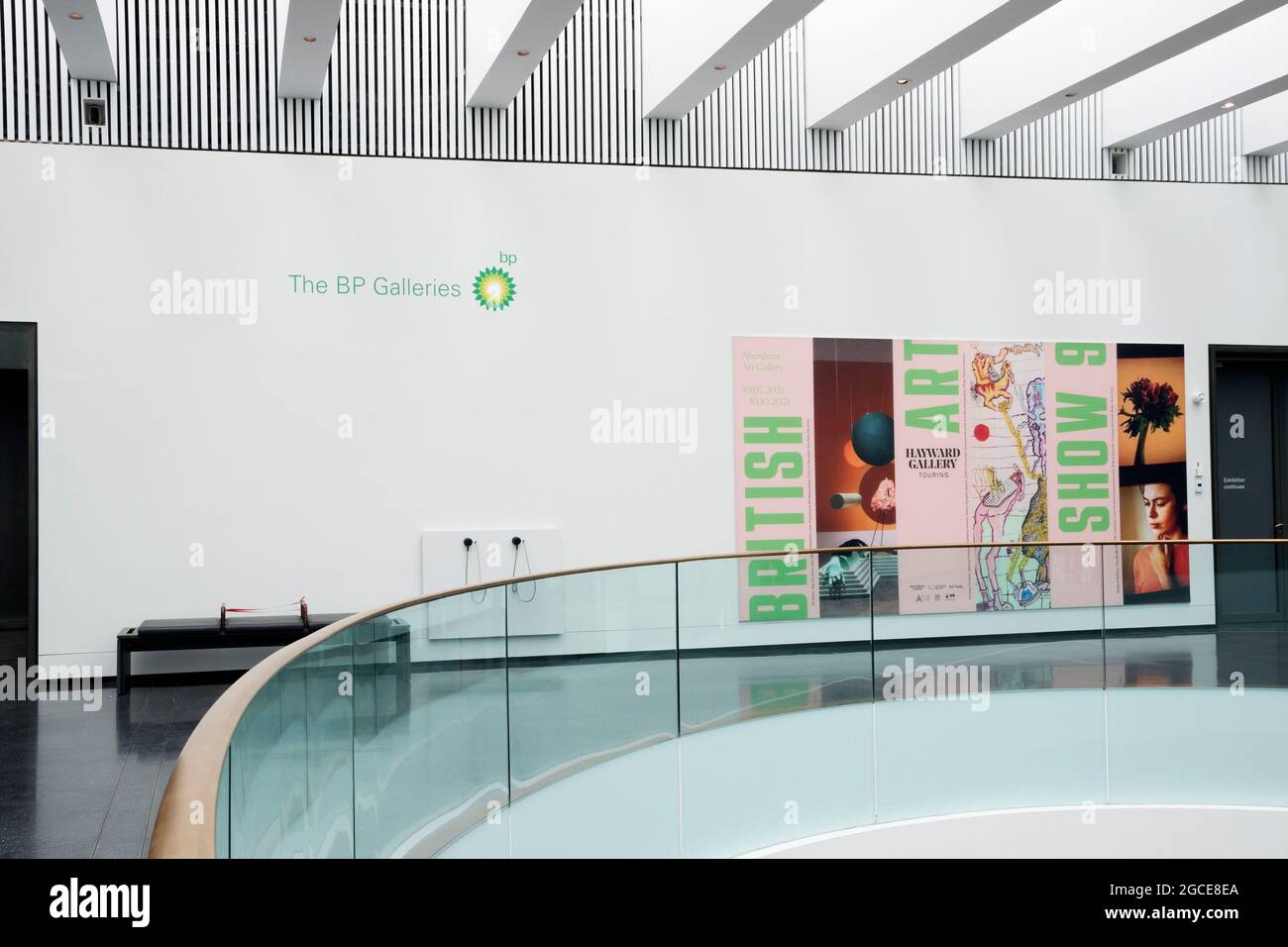BP Gallerien in der Aberdeen Art Gallery mit Plakaten für die British Art Show 9 Wanderausstellung der Hayward Gallery. Stockfoto