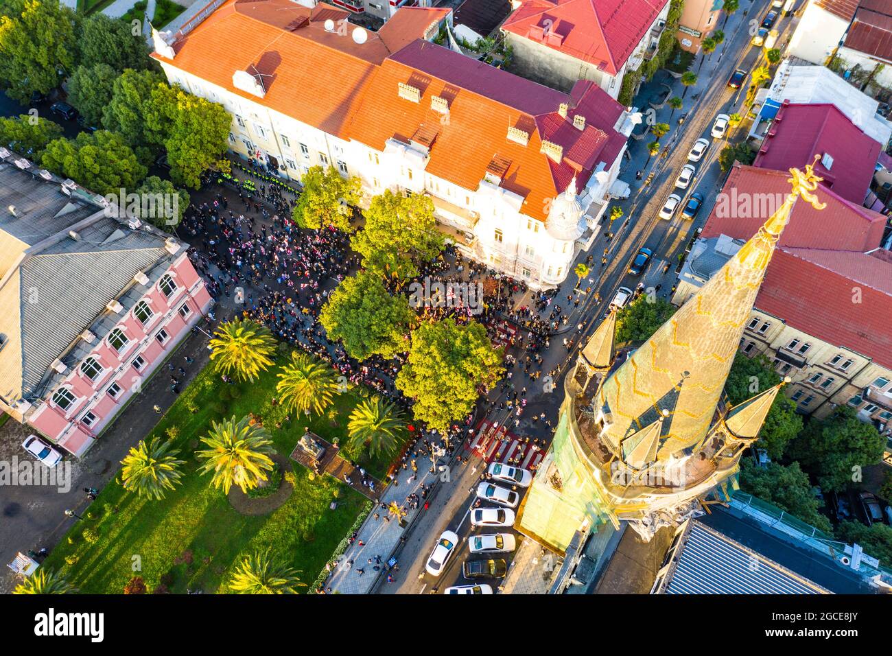 Batumi, Georgien - 20. Februar 2021: Kundgebung gegen Wahlbetrug, Drohnenansicht Stockfoto
