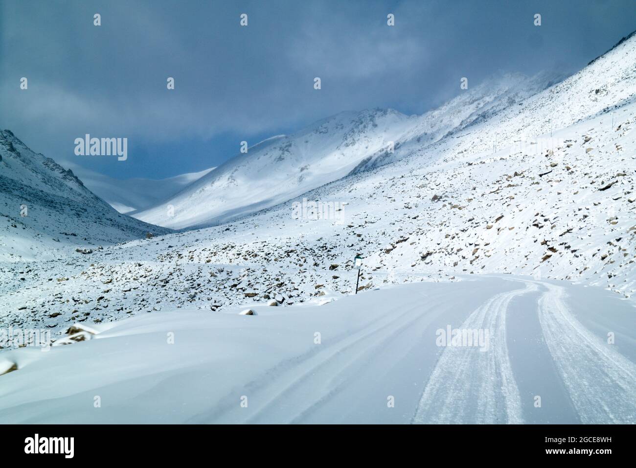 Verschneite Winterstraße zum mächtigen Pass Khardung La (über 5300 m) Stockfoto