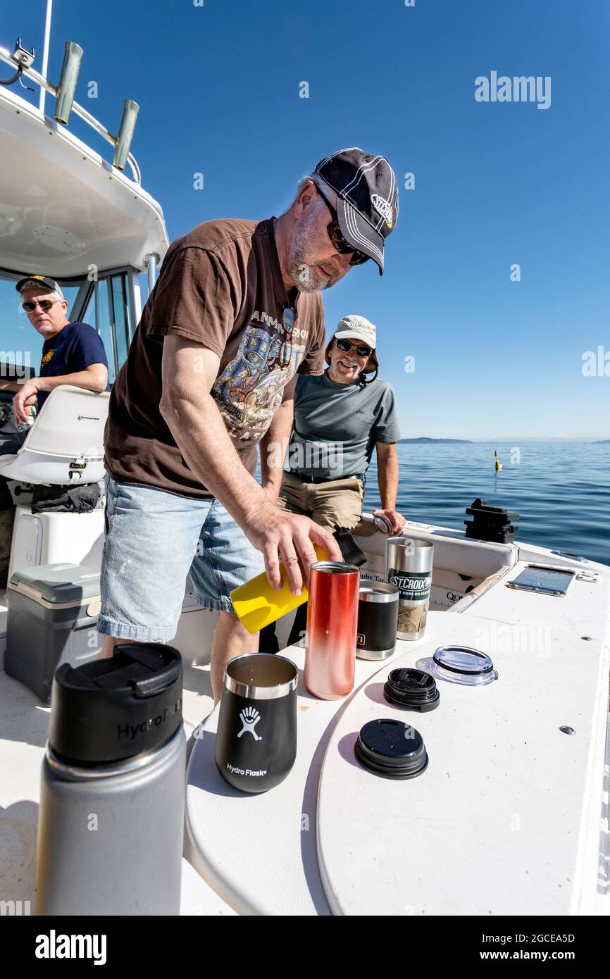 WA20279-00..... WASHINGTON - Kaffeepause für die Crew, während die Garnelentöpfe auf dem Boden des Puget Sound sitzen. Stockfoto