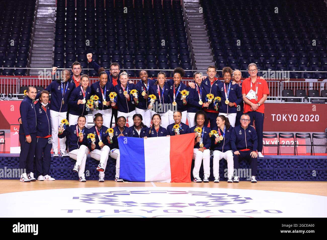 Die Goldmedaillengewinnerin des Teams Frankreich (FRA) feiert am 8. August 2021 bei der Verleihung der Handball-Medaille der Frauen bei den Olympischen Spielen 2020 in Tokio im Yoyogi-Nationalstadion in Tokio, Japan, mit ihren Medaillen auf dem Podium. (Foto von AFLO SPORT) Stockfoto