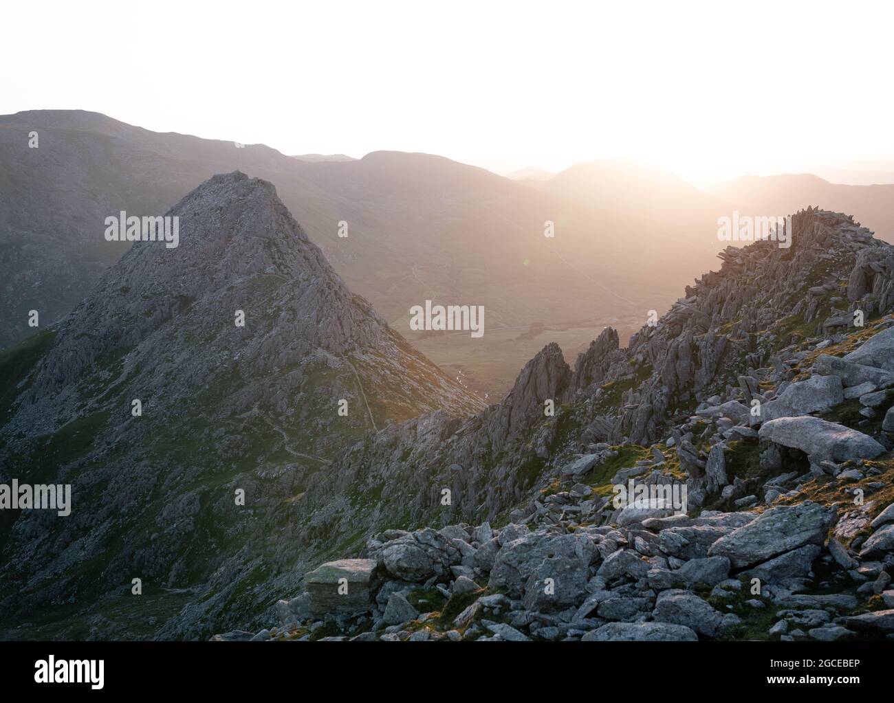 Tryfan und Bristly Ridge bei Sonnenaufgang, Snowdonia, Nordwales Stockfoto