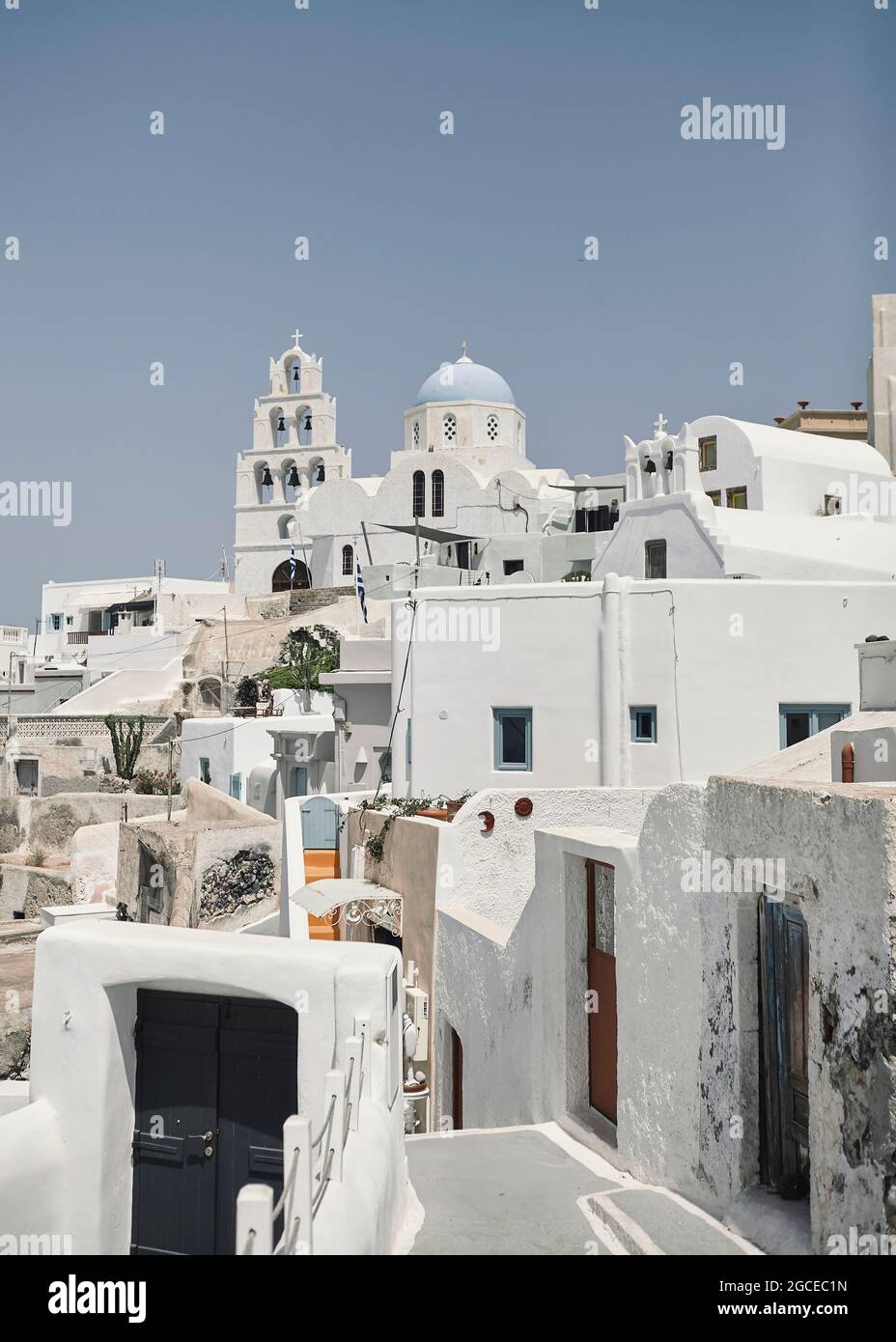 Pyrgos, Santorini, Griechenland. Berühmte Attraktion des weißen Dorfes mit gepflasterten Straßen, griechischen Kykladen Inseln, Ägäis Stockfoto