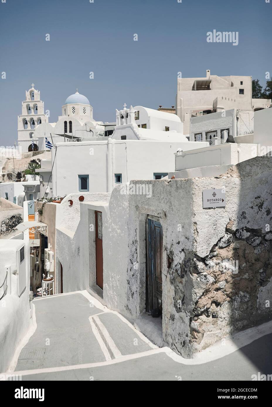 Pyrgos, Santorini, Griechenland. Berühmte Attraktion des weißen Dorfes mit gepflasterten Straßen, griechischen Kykladen Inseln, Ägäis Stockfoto