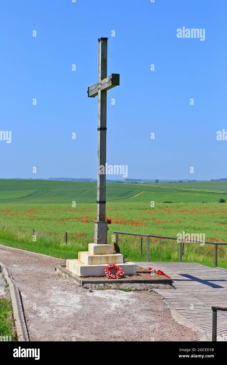 Gedenkkreuz für die Opfer des Ersten Weltkriegs, die am Lochnagar-Krater in Ovillers-la-Boisselle (Somme), Frankreich, starben Stockfoto