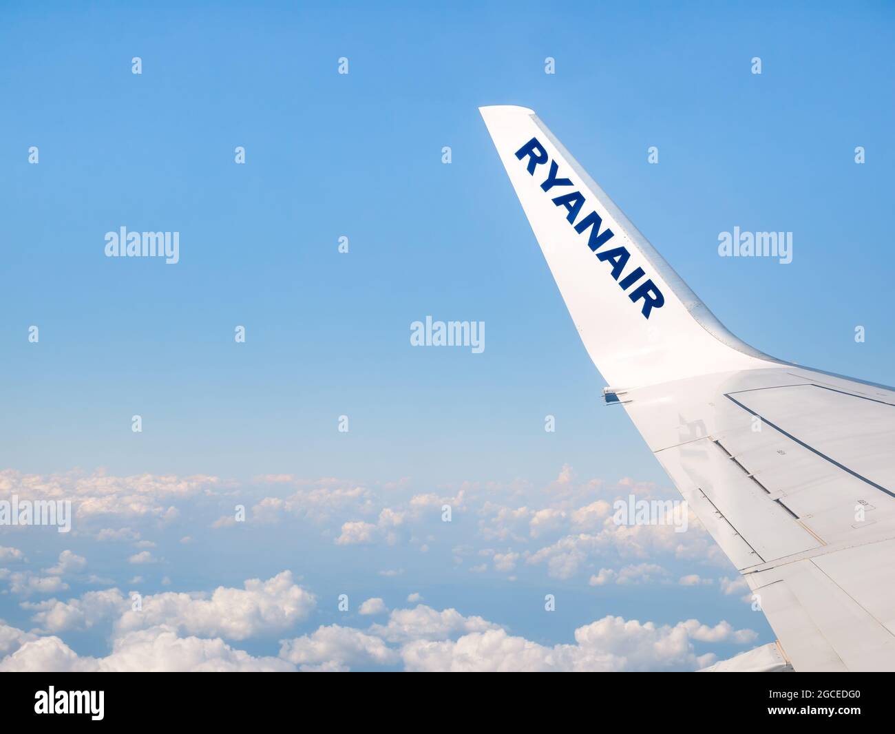 Bukarest, Rumänien - 06.20.2021: Blick auf einen Flugzeugflügel mit dem Logo des irischen Billigunternehmens Ryanair Stockfoto