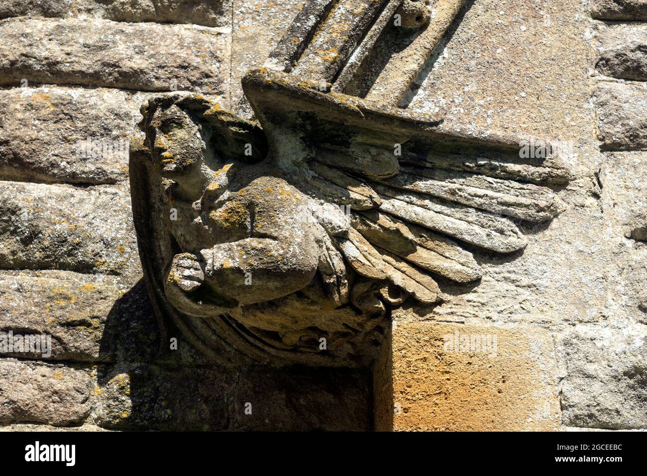 Engelskulptur am Südeingang, St. Nicholkkirche, Heythrop, Oxfordshire, England, VEREINIGTES KÖNIGREICH Stockfoto
