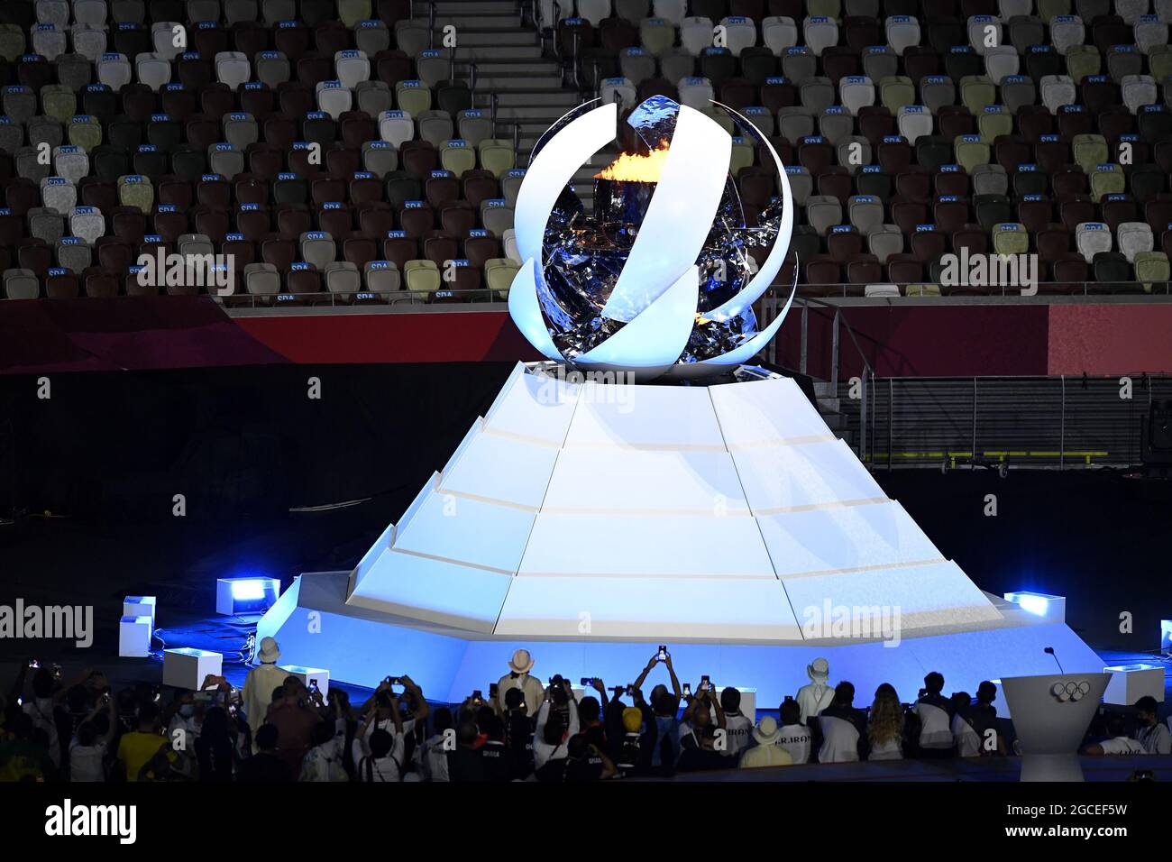 Tokio, Japan. August 2021. Die olympische Flamme ist langsam erloschen, wodurch die Olympischen Spiele 2020 in Tokio am Sonntag, den 8. August 2021, Japan. Die Olympiade fand trotz einer Covid-Pandemie und einer Notstandserklärung statt, die viele Aspekte der Sommerspiele und die Teilnahme einschränkte. Foto von Mike Theiler/UPI Credit: UPI/Alamy Live News Stockfoto