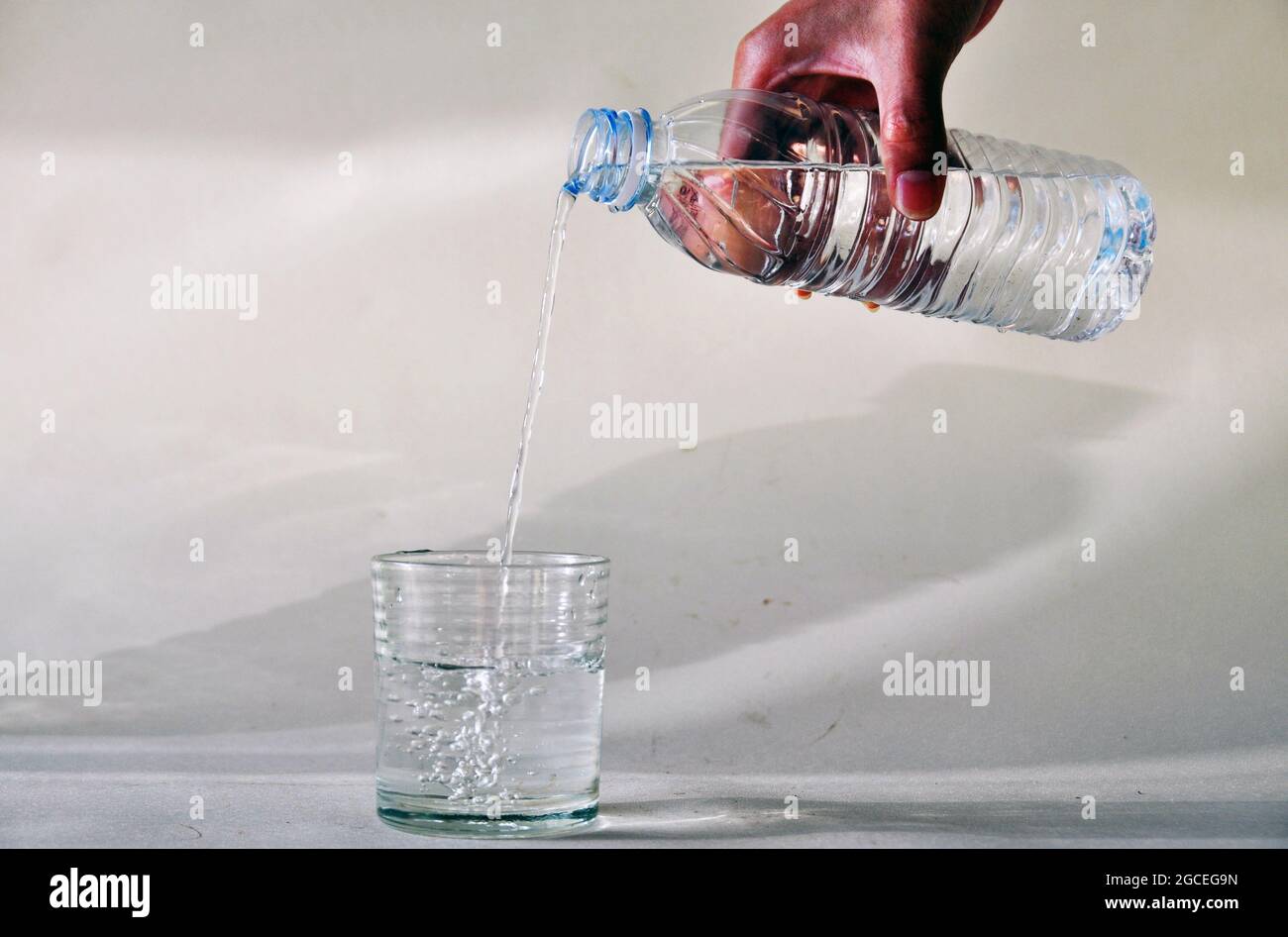Sauberes Wasser in Flaschen, das häufig in Lebensmittelgeschäften und Supermärkten verkauft wird, macht es den Verbrauchern leicht, es zu kaufen. Stockfoto
