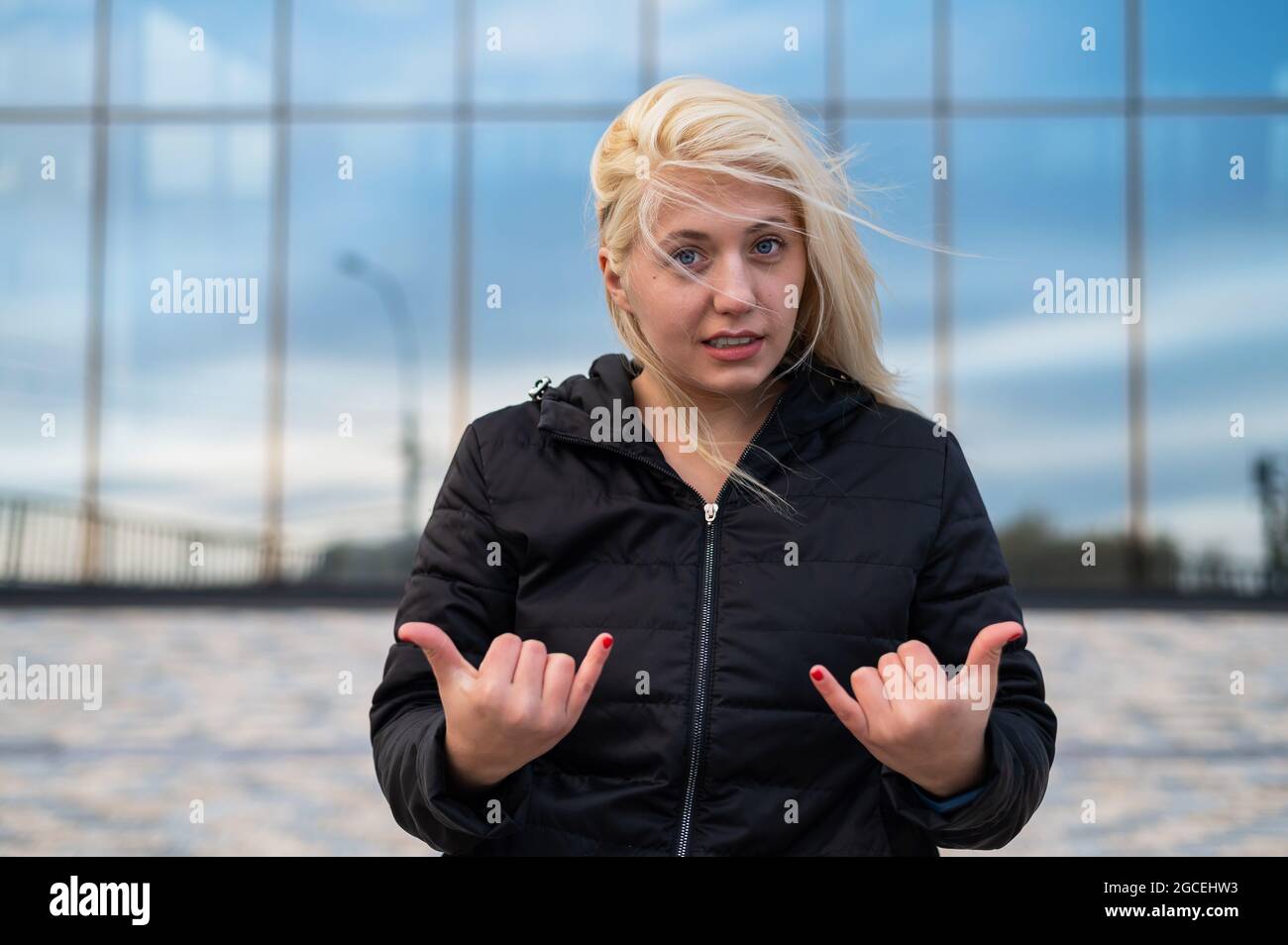 Emotional taub und stumm Frau sprechen Gebärdensprache im Freien. Stockfoto
