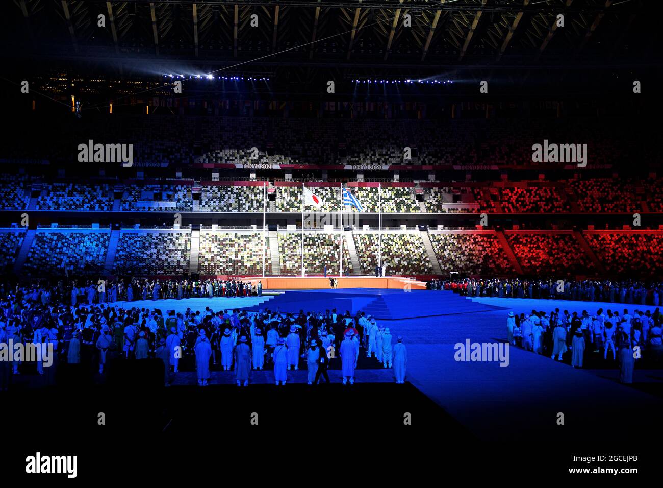 Tokio, Japan. August 2021. Übersicht, das Stadion ist in den französischen Nationalfarben blau weiß rot beleuchtet, Abschlusszeremonie im Olympiastadion, Abschlusszeremonie Olympiastadion, an den Olympischen Sommerspielen 08.08.2021 2020, ab 23.07. - 08.08.2021 in Tokio/Japan. Kredit: dpa/Alamy Live Nachrichten Stockfoto