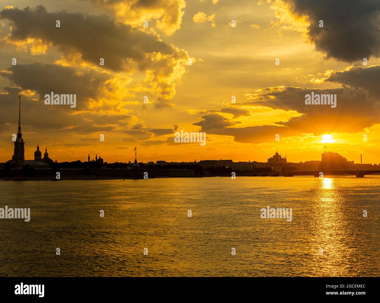 Farbenfroher Sonnenaufgang, 4:29 UHR, Neva-Fluss, Silhouette der Festung Peter und Paul, St. Petersburg, Russland Stockfoto