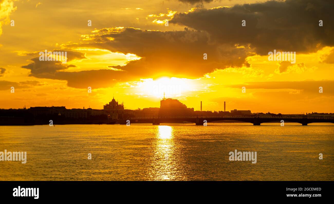Farbenfroher Sonnenaufgang, 4:29 UHR, Neva-Fluss, Silhouette des Pirogovskaya-Damms, St. Petersburg, Russland Stockfoto