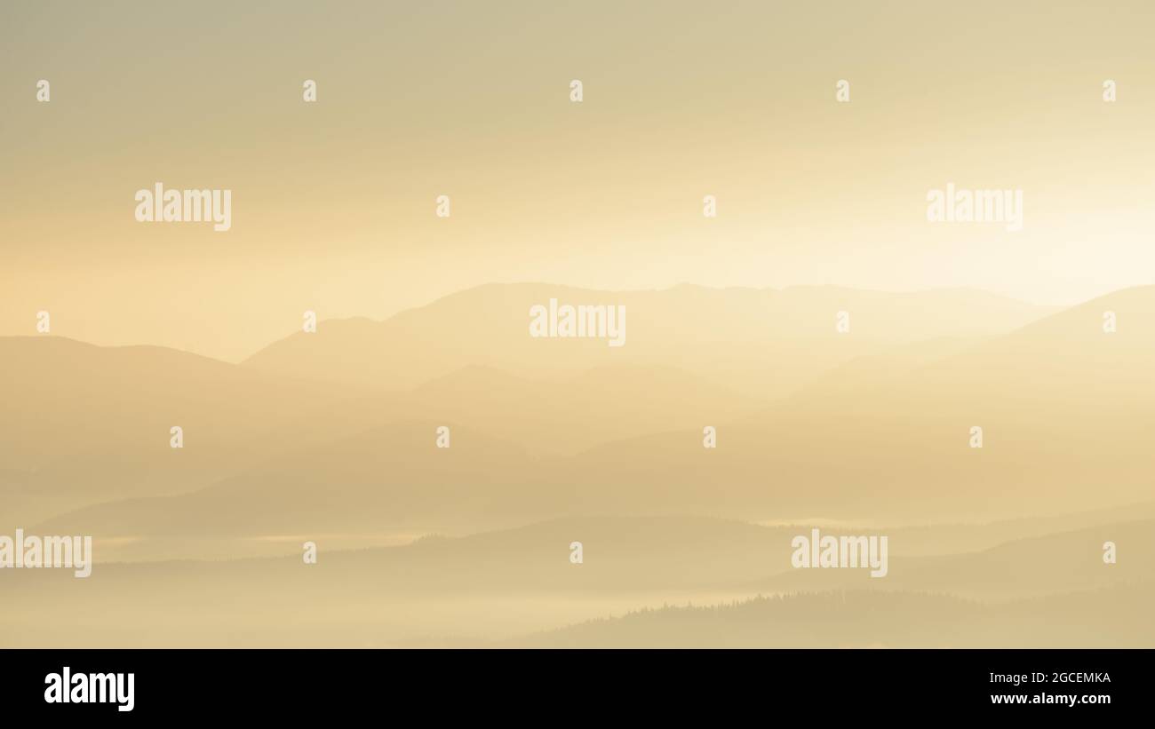 Schöner Sonnenaufgang in den ukrainischen Karpaten Stockfoto