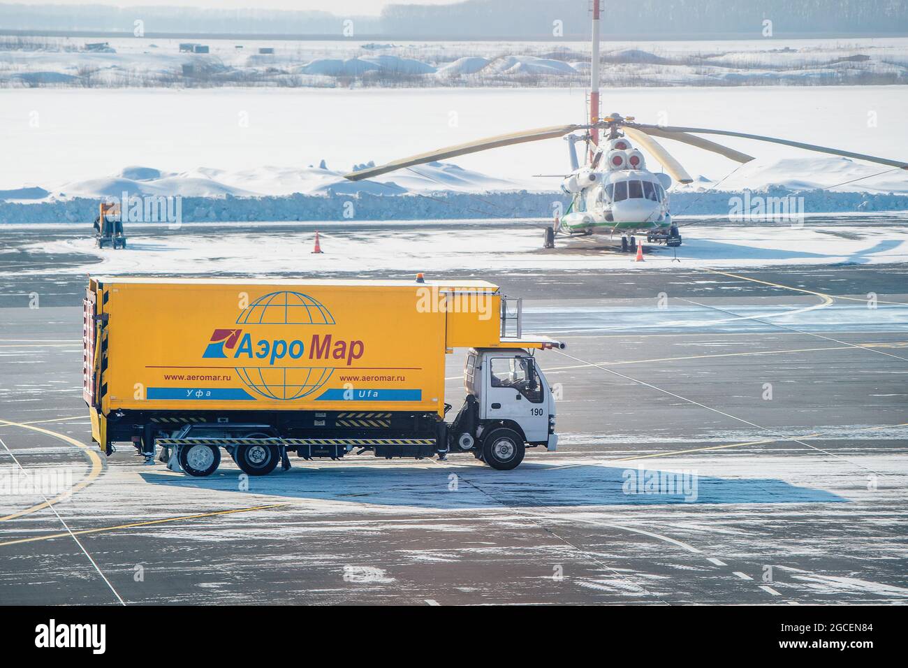 20. Februar 2021, Ufa, Russland: LKW eines Catering-Unternehmens, das Lebensmittel von Fluggesellschaften liefert, fährt auf dem Rollweg am Flughafen Stockfoto